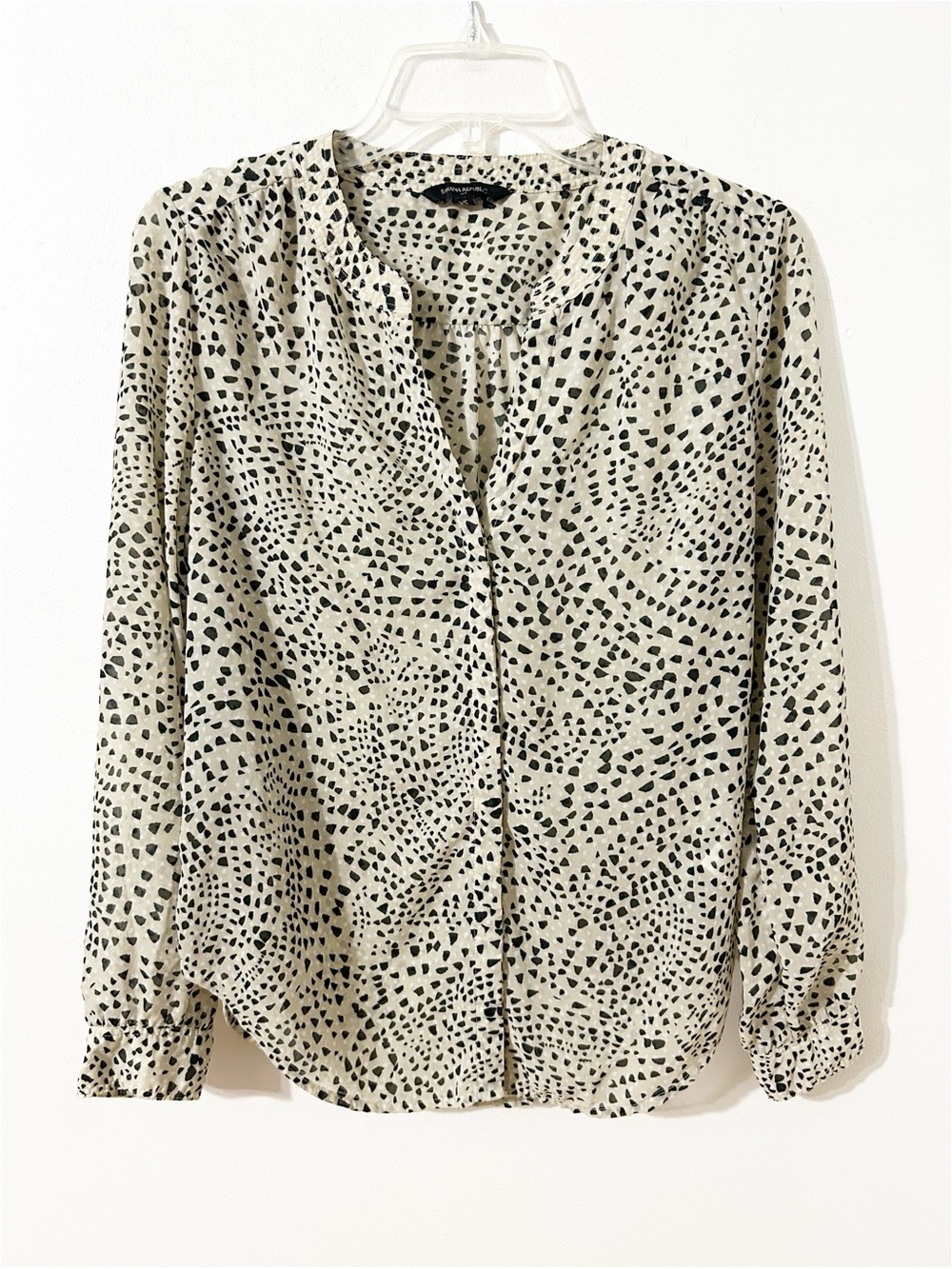 Banana Republic Cream Black Spotted Animal Print V Neck Blouse Size XS